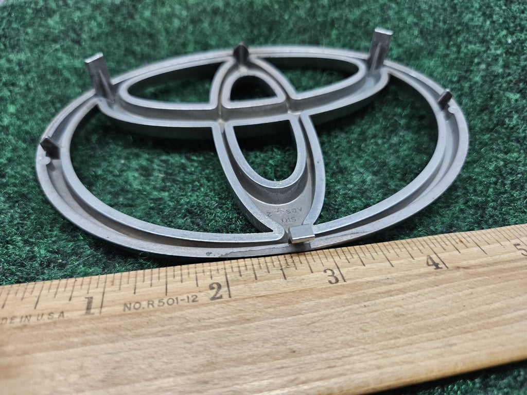 2001-04 Toyota Sequoia 2000-02 Tundra Front Grille Emblem Badge 75311-0C010 GL1