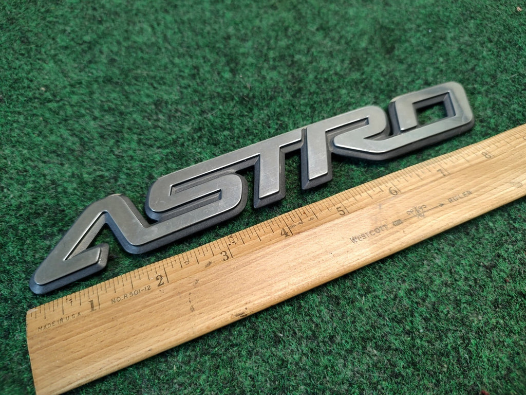 1996-2005 CHEVROLET Astro Van Rear Emblem Badge Logo Nameplate 15724741 OEM 2S8