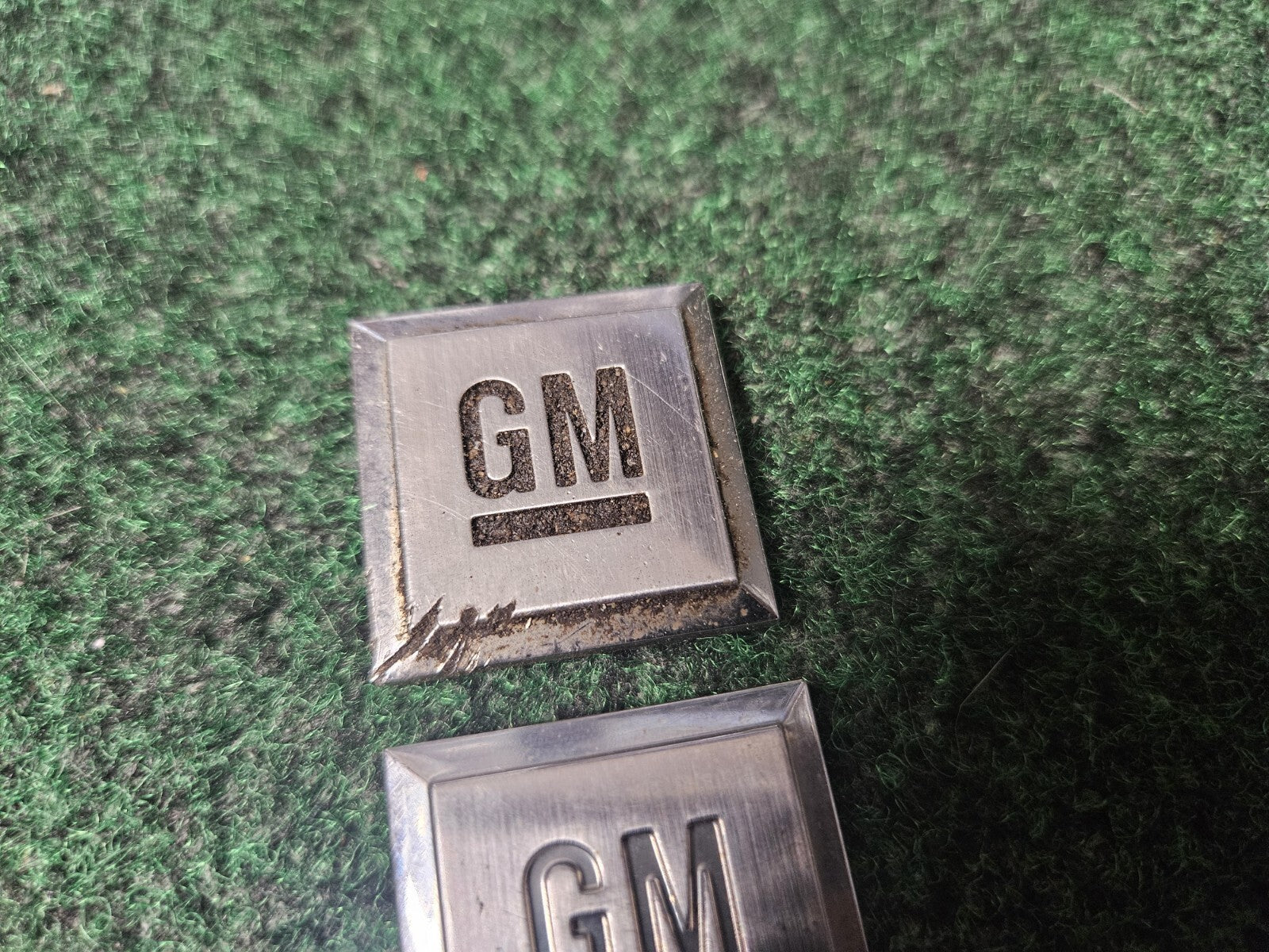 2 GM Logo Mark of Excellence 1.2" Fender Door Nameplate Emblem Badge Chrome 3M5