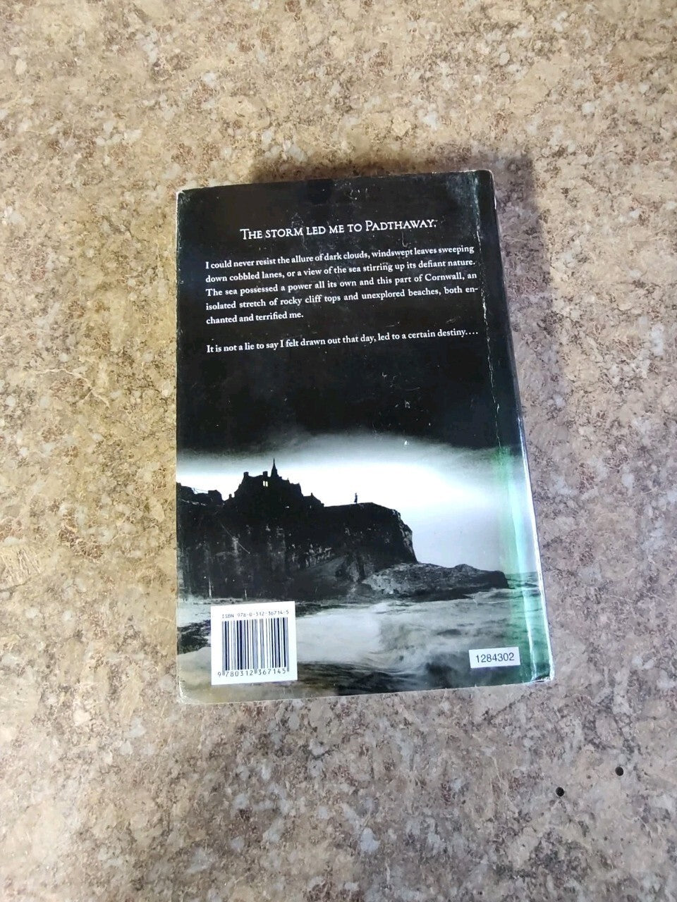 Murder On The Cliffs. A mystery featuring Daphne du Maurier B12