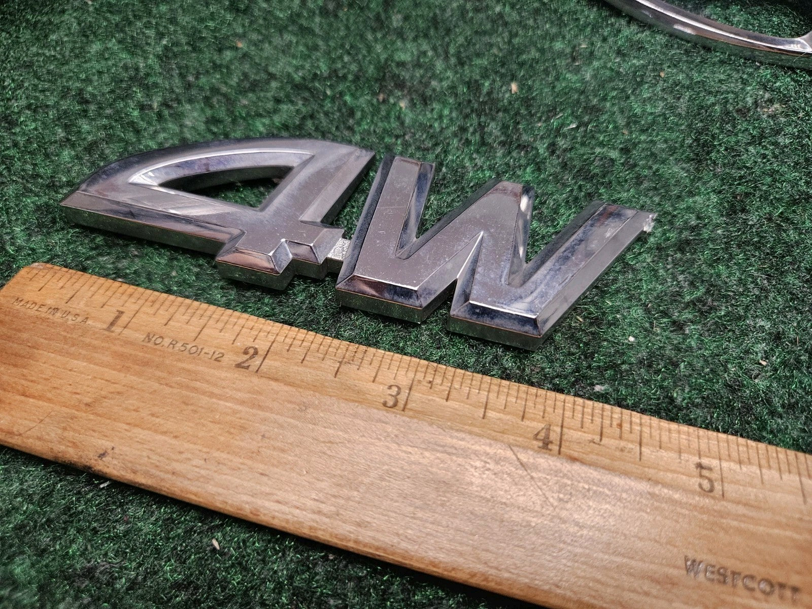 2001-2007 TOYOTA SEQUOIA TUNDRA 4WD V8 REAR GATE EMBLEM LOGO BADGE CRACKED 5M3