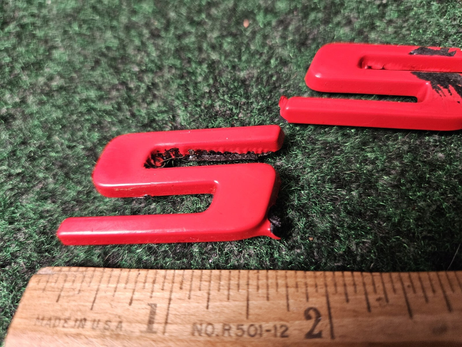 2000- 2005 CHEVROLET MONTE CARLO SS SIDE FENDER EMBLEM LOGO RED DAMAGED 4M6