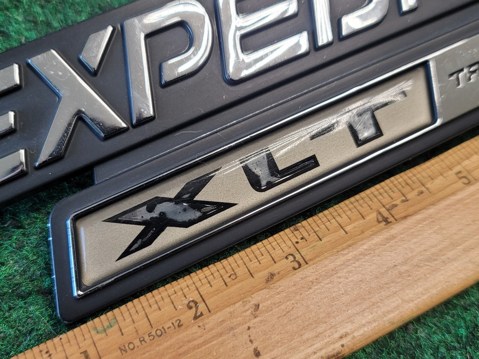 1998 - 2002 Ford Expedition XLT Triton V8 Emblem Eddie Bauer XL14-16B114-AA 1M6