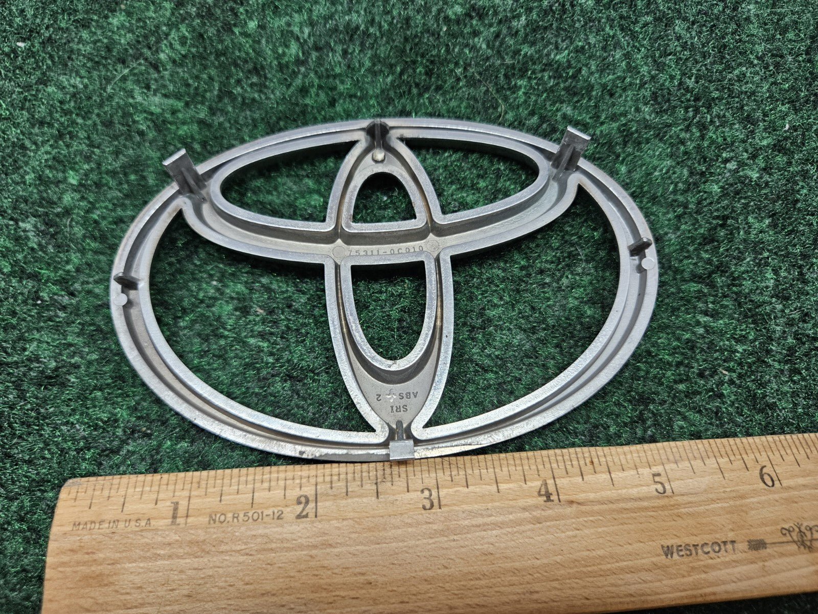 2001-04 Toyota Sequoia 2000-02 Tundra Front Grille Emblem Badge 75311-0C010 GL1
