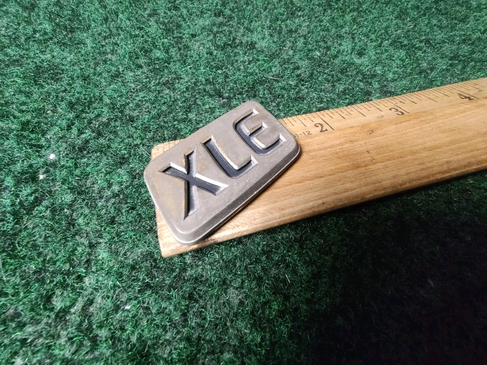 97 98 99 00 01 TOYOTA CAMRY XLE REAR LID EMBLEM LOGO BADGE SYMBOL USED OEM 1S6