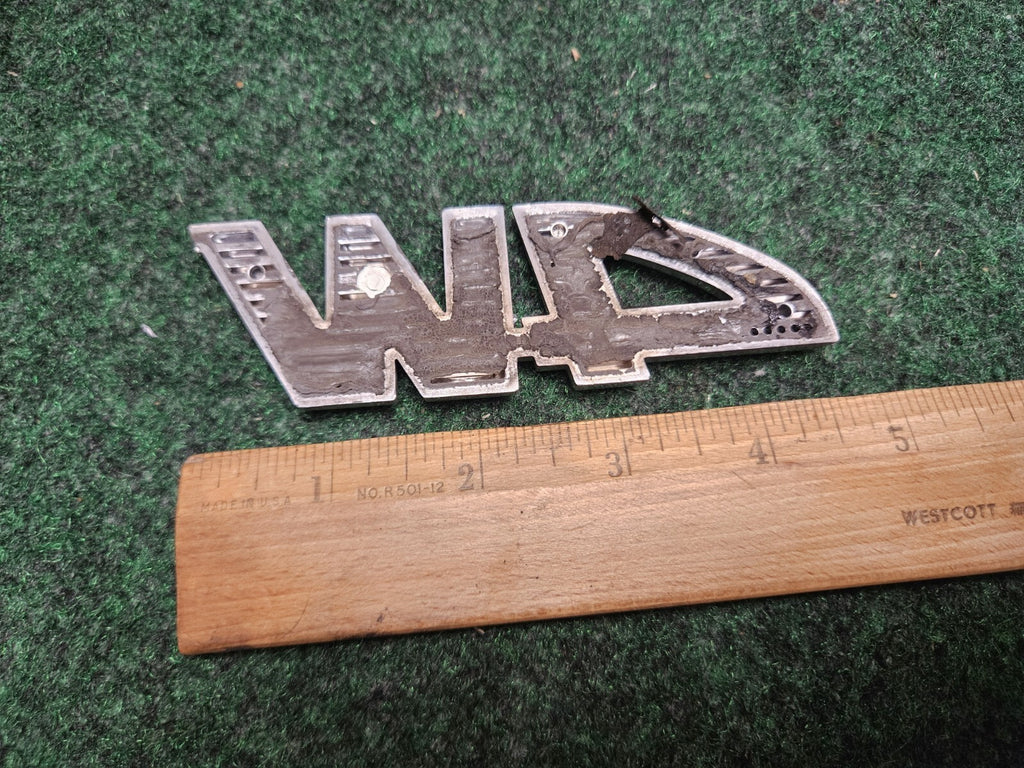2001-2007 TOYOTA SEQUOIA TUNDRA 4WD V8 REAR GATE EMBLEM LOGO BADGE CRACKED 5M3