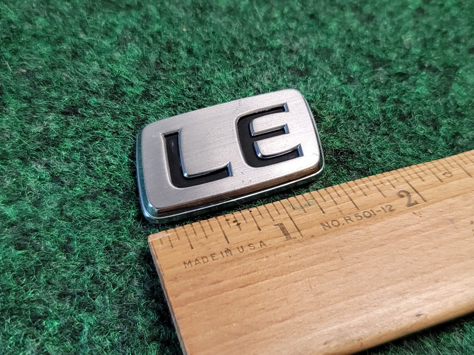 1997 - 2001 Toyota Camry LE Rear Deck Trunk Lid Emblem 75443-33080 2M3