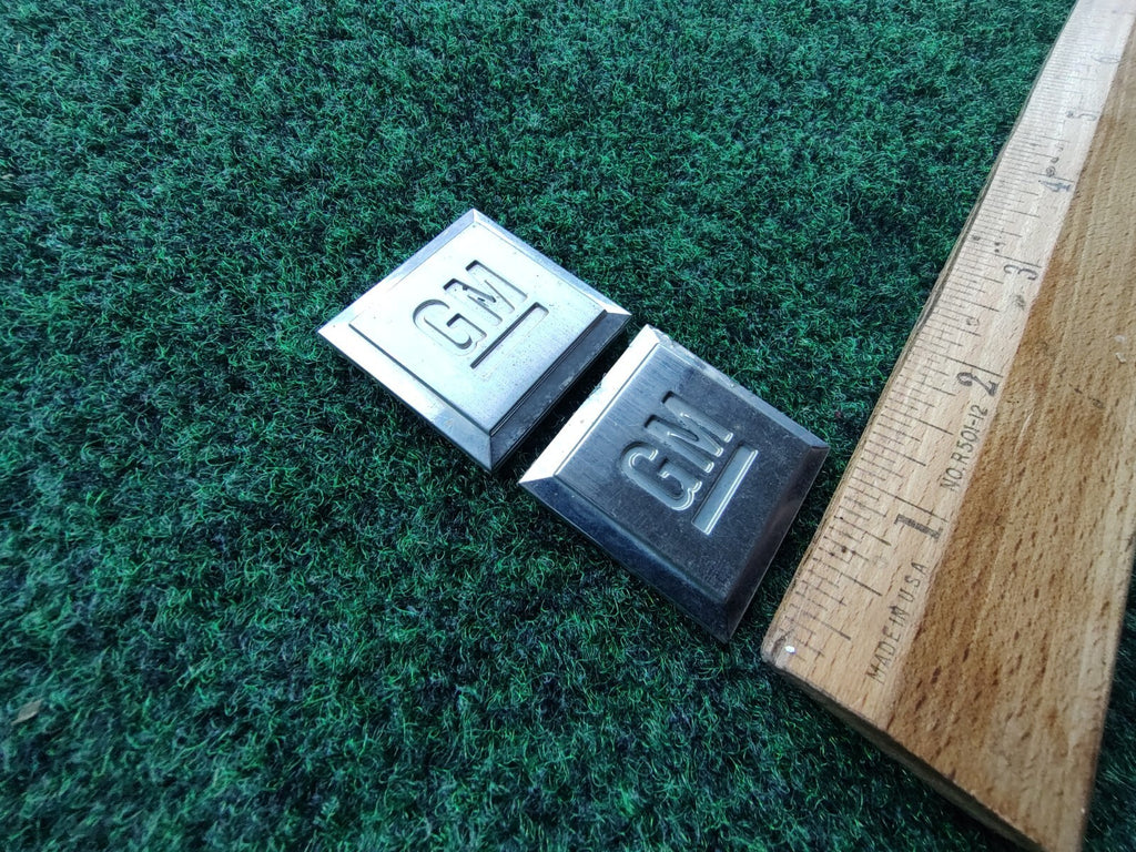 2 CADILLAC ESCALADE CHEVROLET TAHOE GM SIDE EMBLEM BADGE SYMBOL LOGO GM OEM 4S9