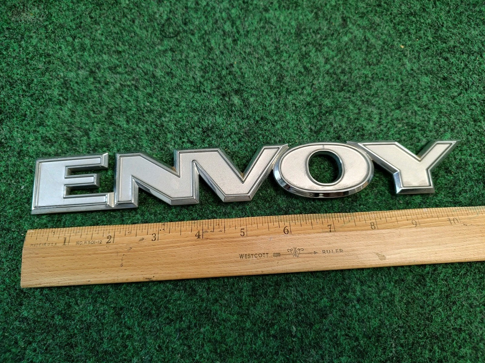 02 03 04 GMC ENVOY REAR LID TAIL GATE SIDE DOOR EMBLEM LOGO BADGE USED OEM 3M1