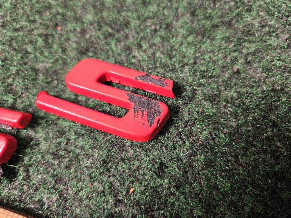 2000- 2005 CHEVROLET MONTE CARLO SS SIDE FENDER EMBLEM LOGO RED DAMAGED 4M6