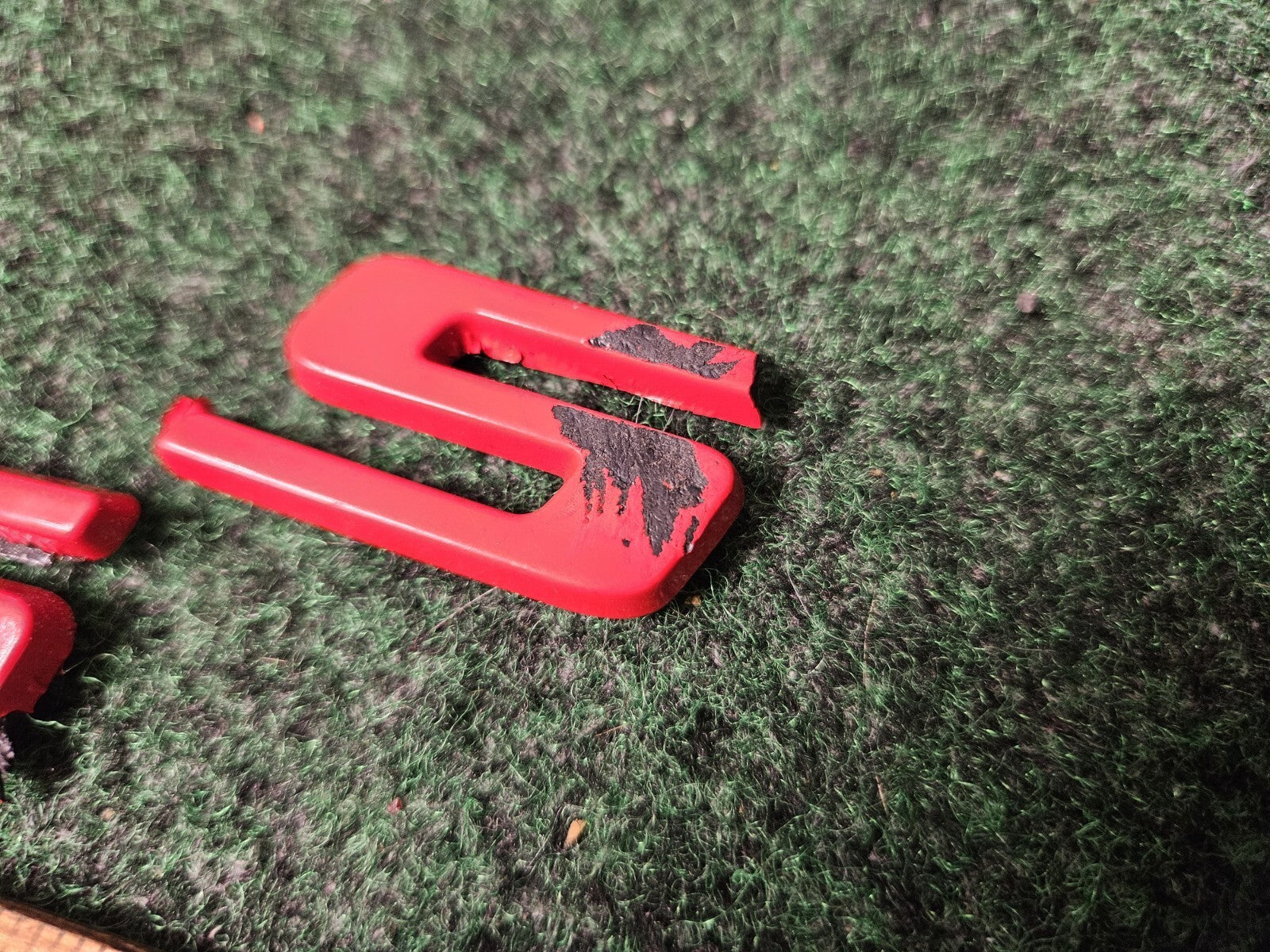 2000- 2005 CHEVROLET MONTE CARLO SS SIDE FENDER EMBLEM LOGO RED DAMAGED 4M6