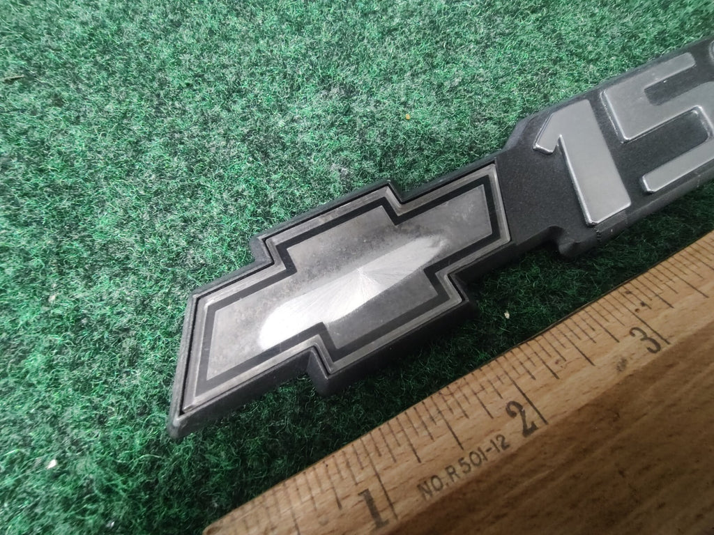 00 01 02 03 04 05 06 CHEVROLET SILVERADO 1500 SIDE EMBLEM BADGE 15707431 8L3