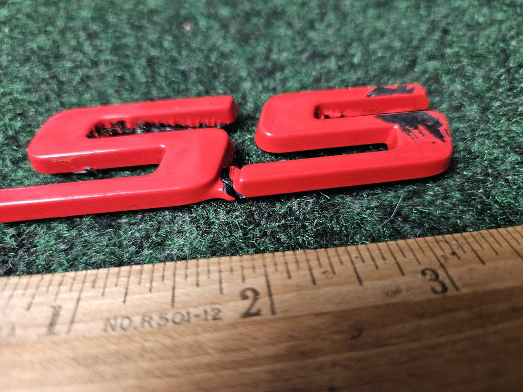 2000- 2005 CHEVROLET MONTE CARLO SS SIDE FENDER EMBLEM LOGO RED DAMAGED 4M6