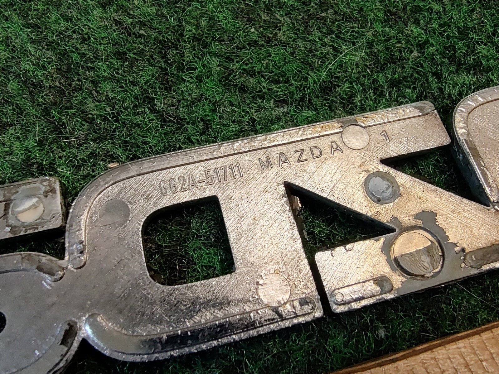 2000-2002 MAZDA 626 TRUNK LID EMBLEM Name Plate Nameplate GG2A-51711 2S8