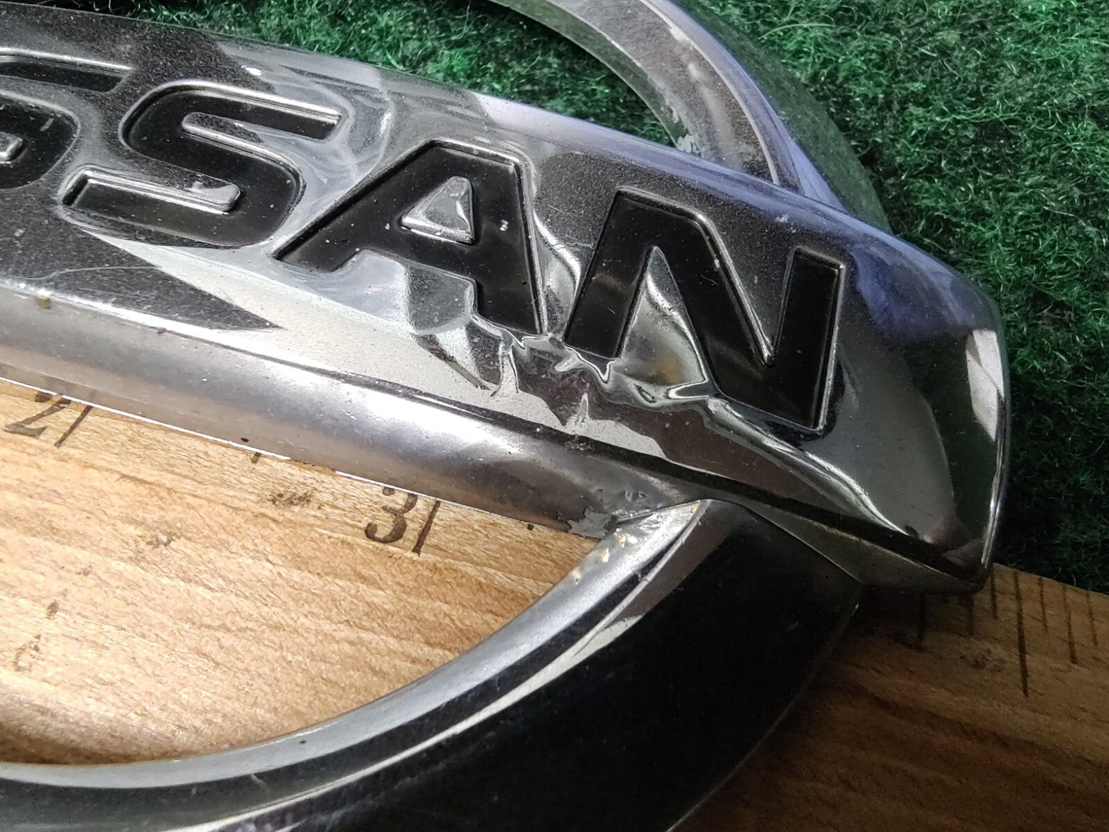 2002 2003 2004 NISSAN XTERRA FRONT CHROME EMBLEM LOGO BADGE SYMBOL OEM 7S2