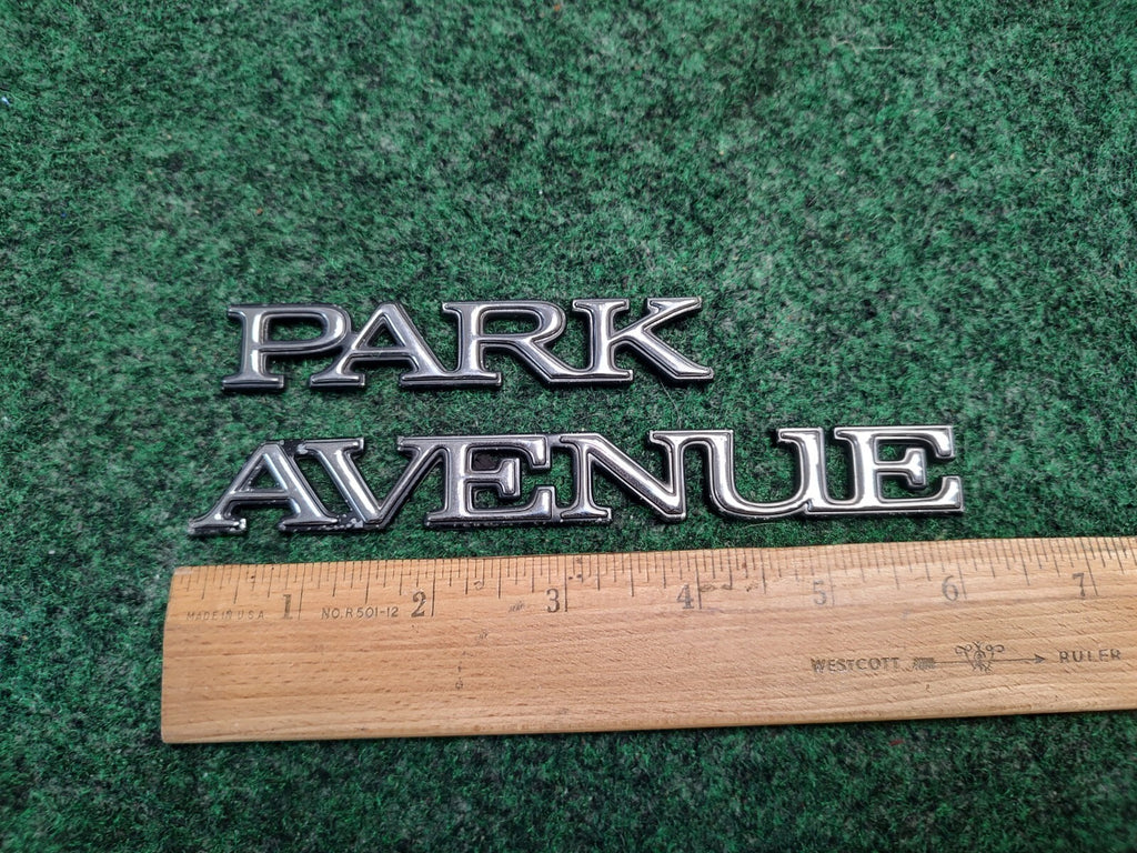 BUICK PARK AVENUE SIDE EMBLEM LOGO BADGE SYMBOL NAME PLATE BADGE USED 3L2