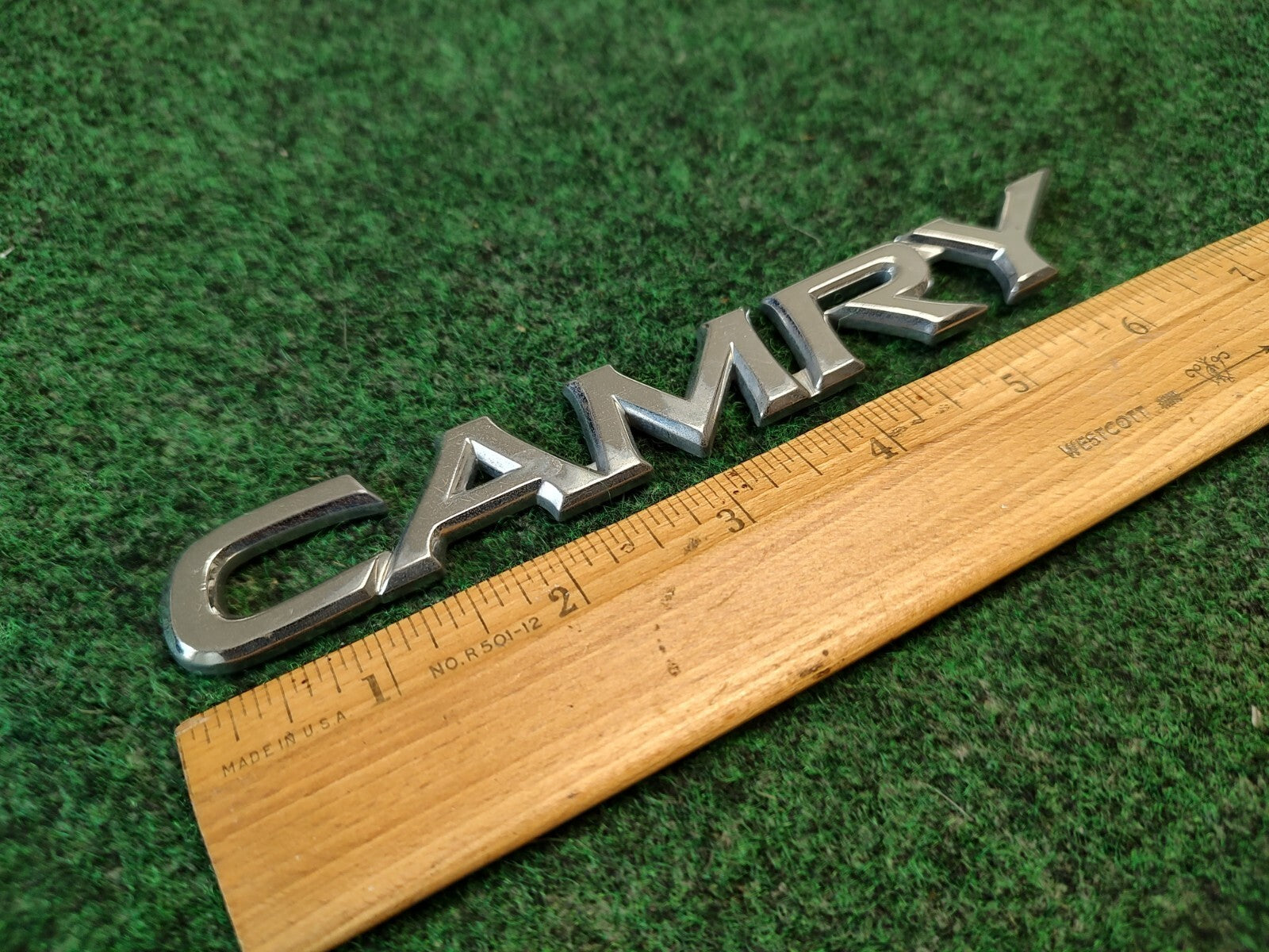 97 98 99 00 01 TOYOTA CAMRY GOLD REAR TRUNK EMBLEM ORNAMENT BADGE LOGO 4S7
