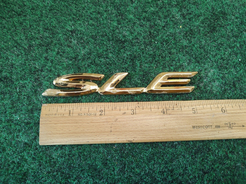 TOYOTA SOLARA SLE REAR LID Gold EMBLEM LOGO BADGE SIGN  SYMBOL 3S9