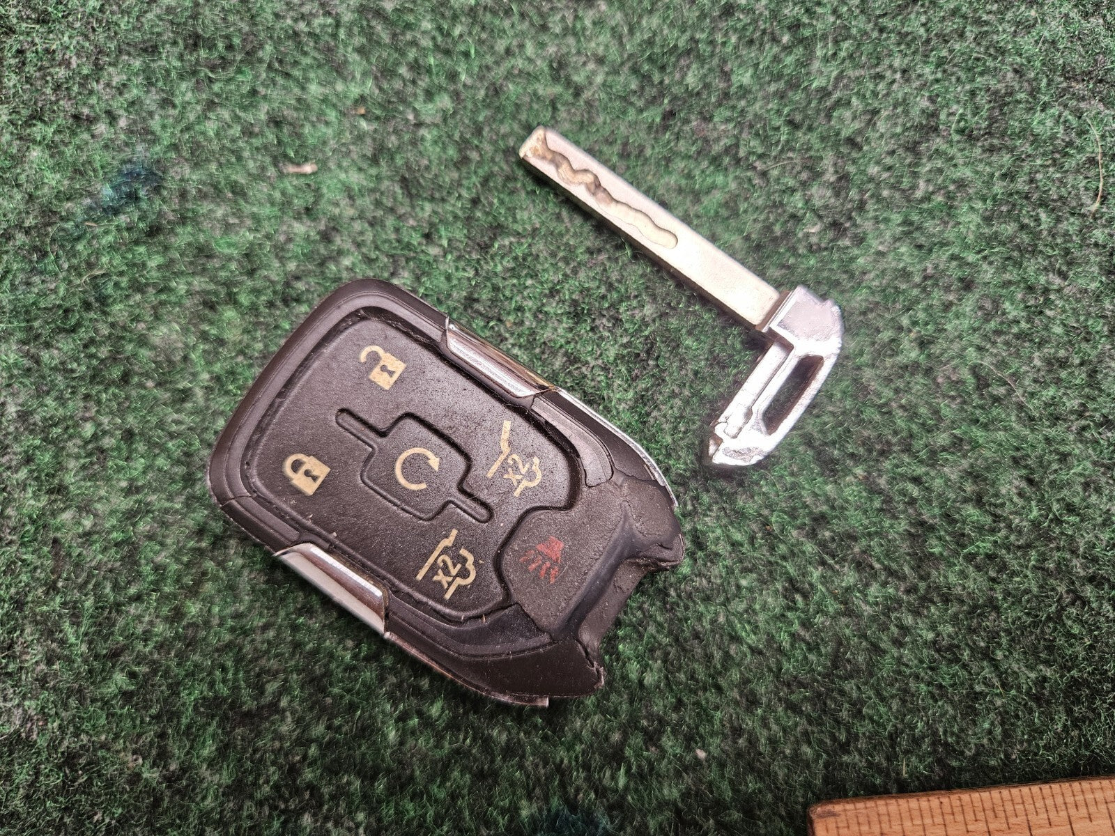OEM GMC HYQ1AA Key Fob w/ 6 Buttons KeyFob Keless Entry Used Key Is Cut 7S5