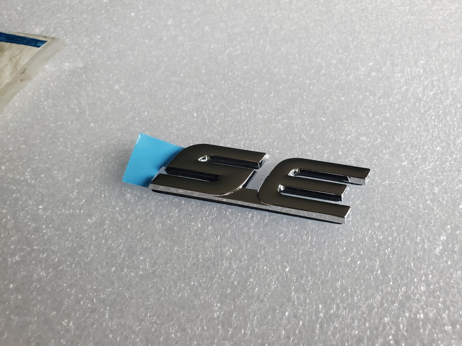 OEM Ford SE Emblem OEM XF2Z-1742528-AA  NEW 2L2