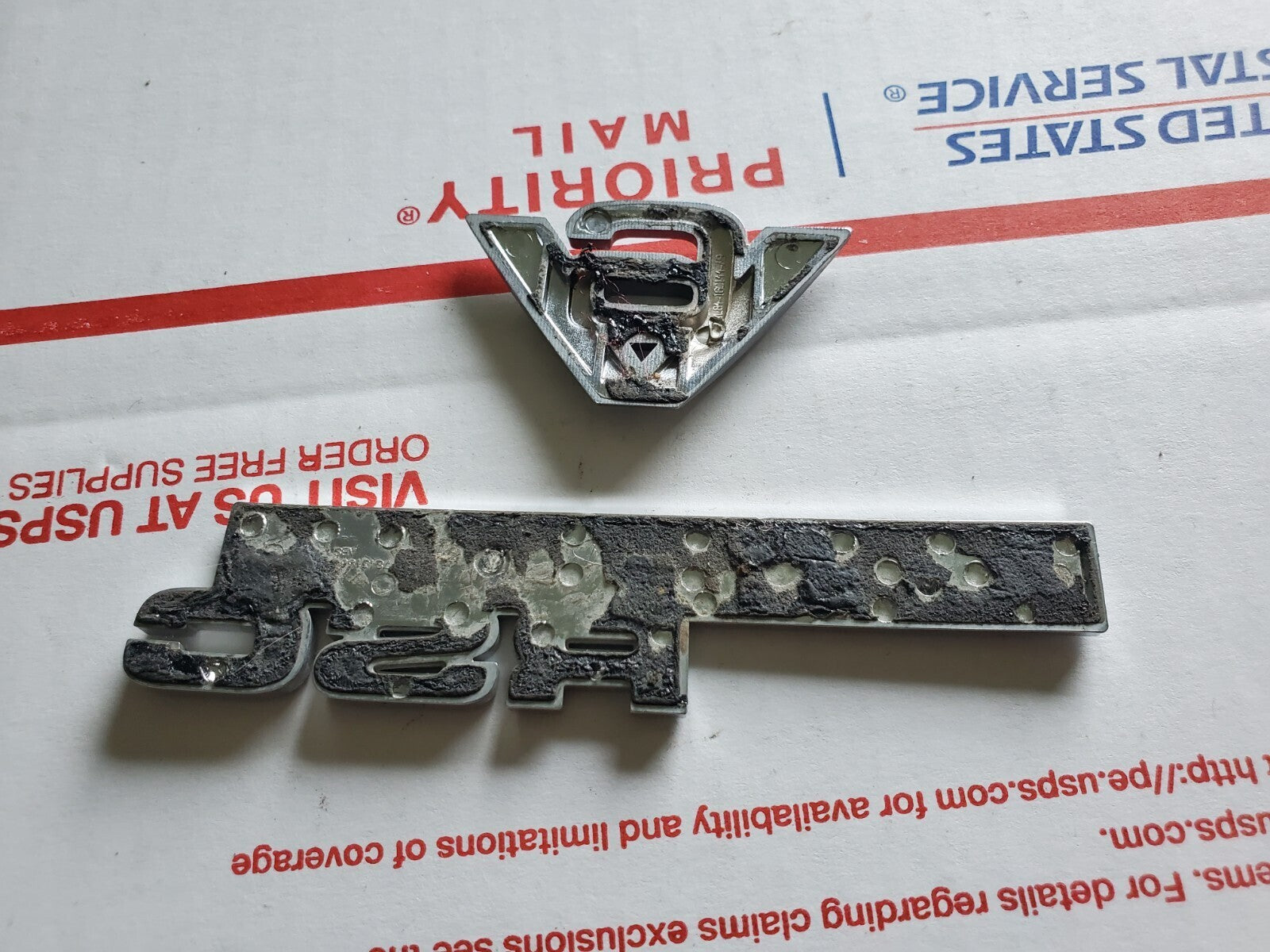 ( Ford Expedtion Explorer Rear Chrome ADVANCE TRAC RSC NAMEPLATE Emblem 3L6 V6