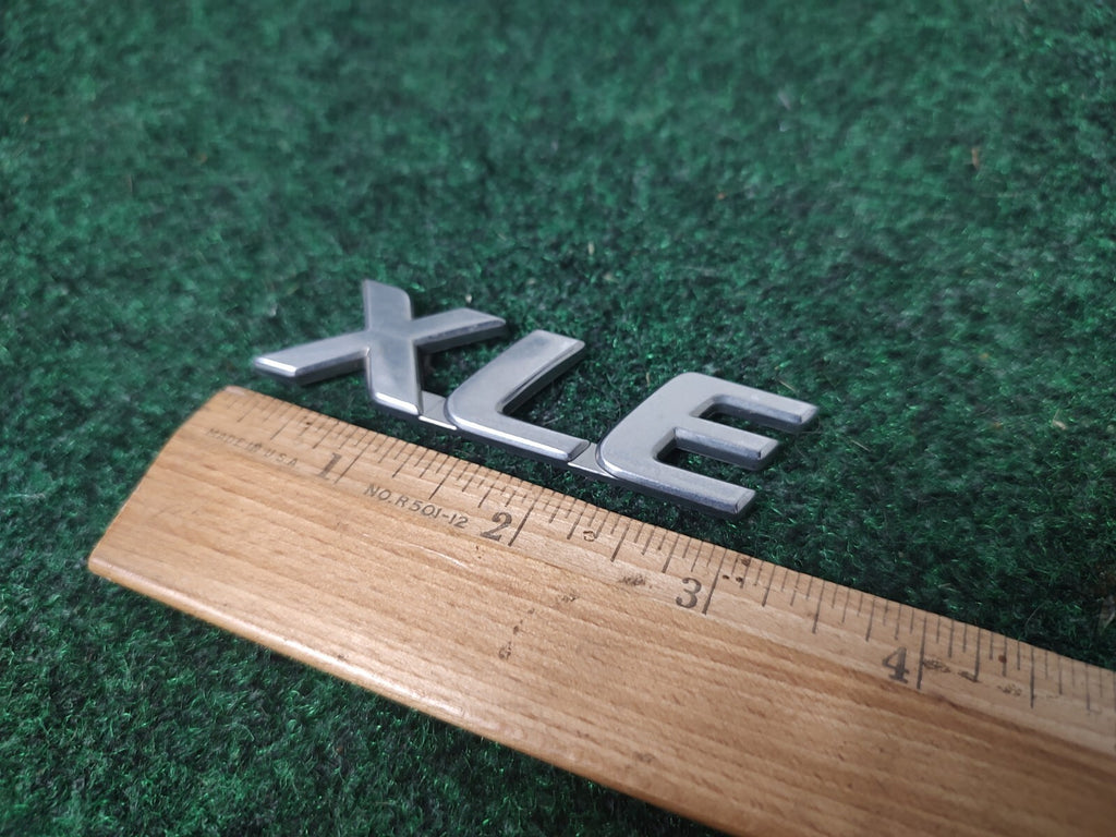 98 99 00 01 02 03 04 05 06 TOYOTA SIENNA XLE REAR EMBLEM LOGO BADGE USED OEM 1M4