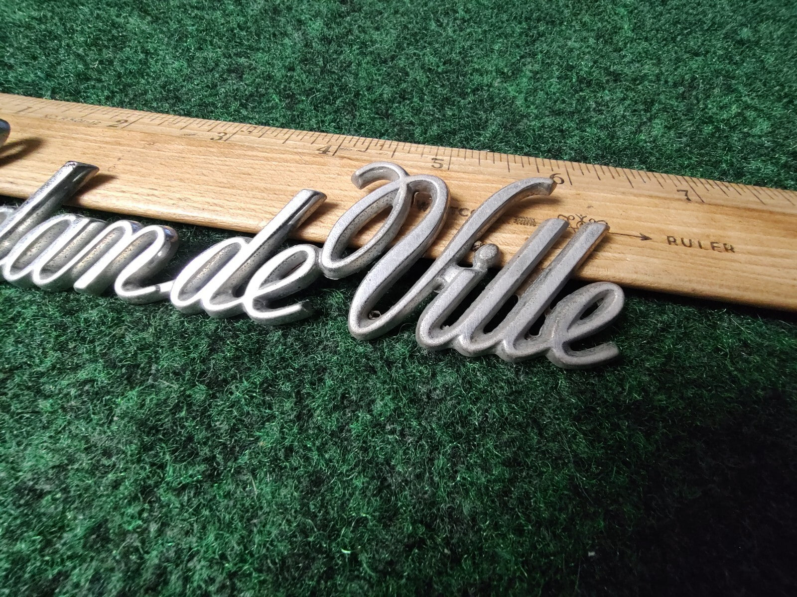 CADILLAC REAR TRUNK SEDAN DE VILLE EMBLEM NAMEPLATE NAME PLATE 7S1