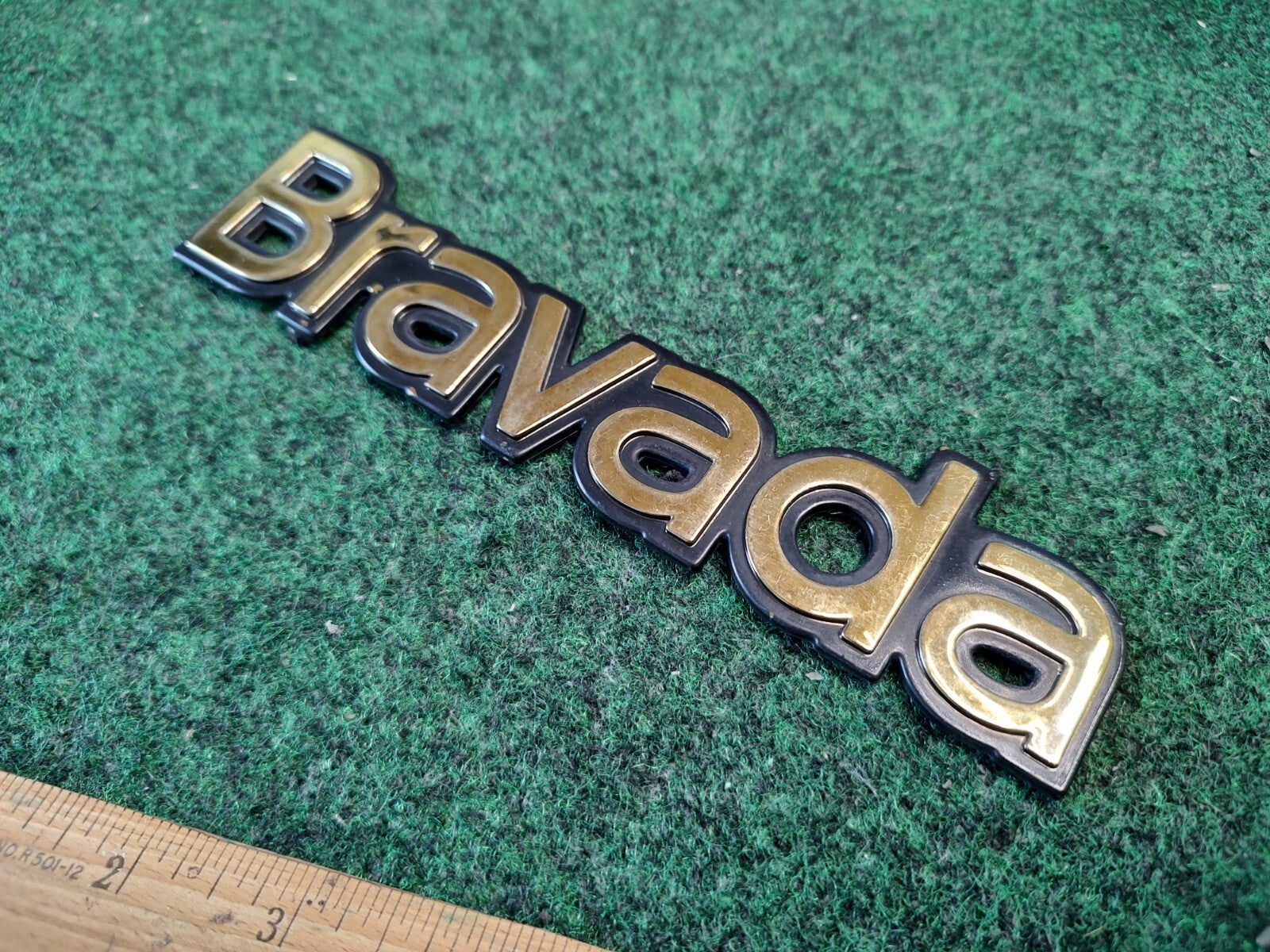 96 97 98 99 00 01 OLDSMOBILE BRAVADA REAR LID SIDE EMBLEM LOGO BADGE Gold 2M9