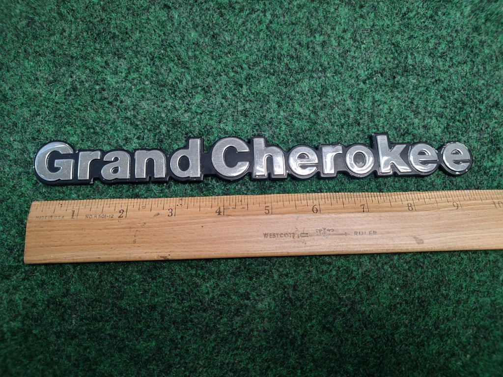 1993-1998 Jeep Grand Cherokee Fender Emblem Badge Logo Symbol Name Plate 1S8