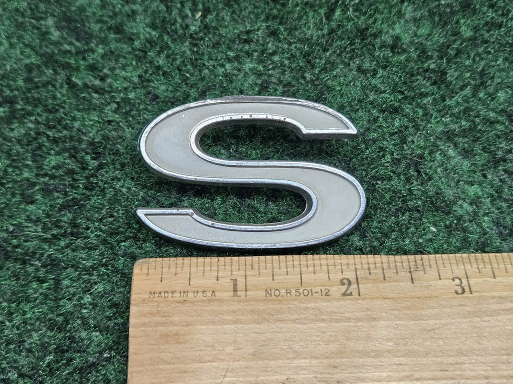1968 -72 Chevrolet Chevy Impala SS Emblem Badge Name Plate 3949238 "S" Metal 7S9