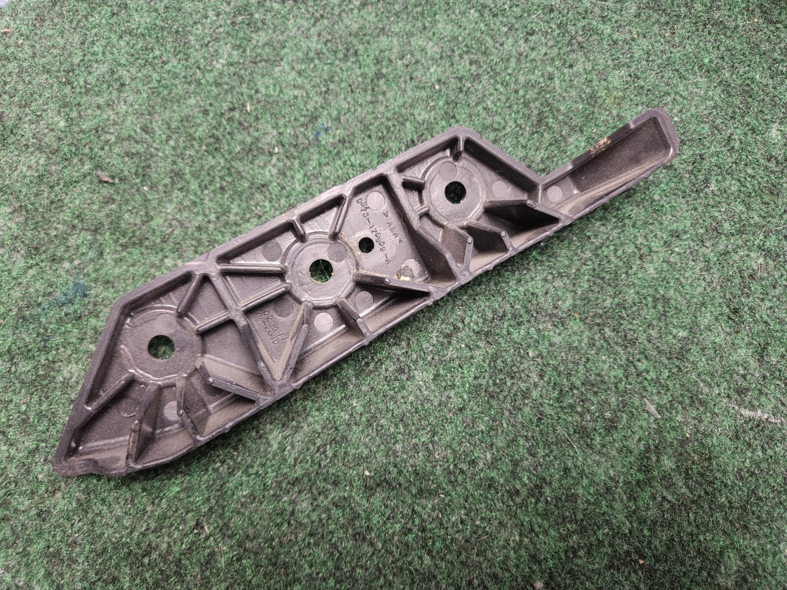 2013-2016 Ford Fusion Left Front Bumper Reinforcement Bracket DS7Z-17C947 6M8