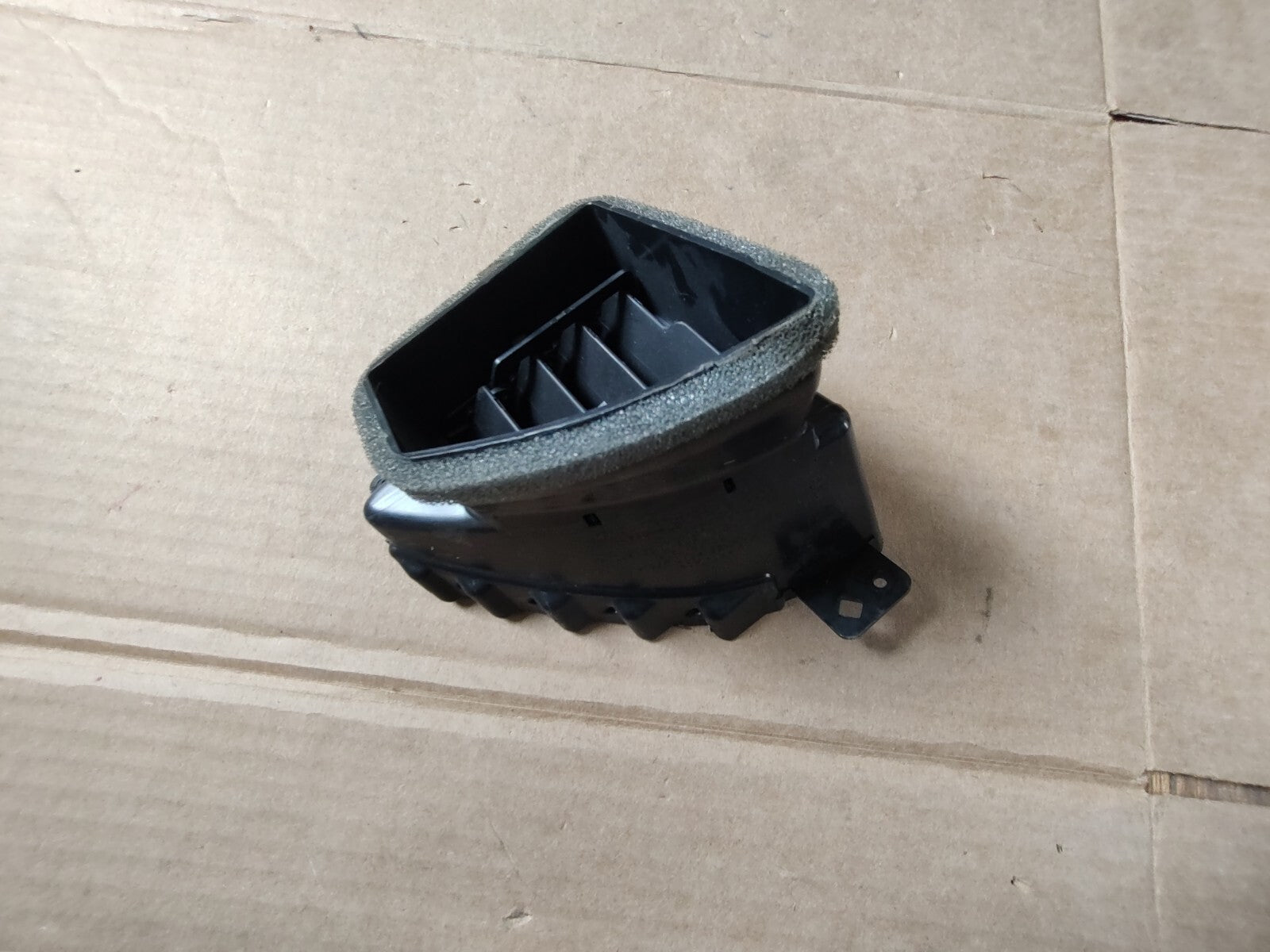 2018 - 2024 BUICK ENCLAVE DASH RIGHT SIDE OUTER AIR VENT GRILLE OEM 84270977 BS3