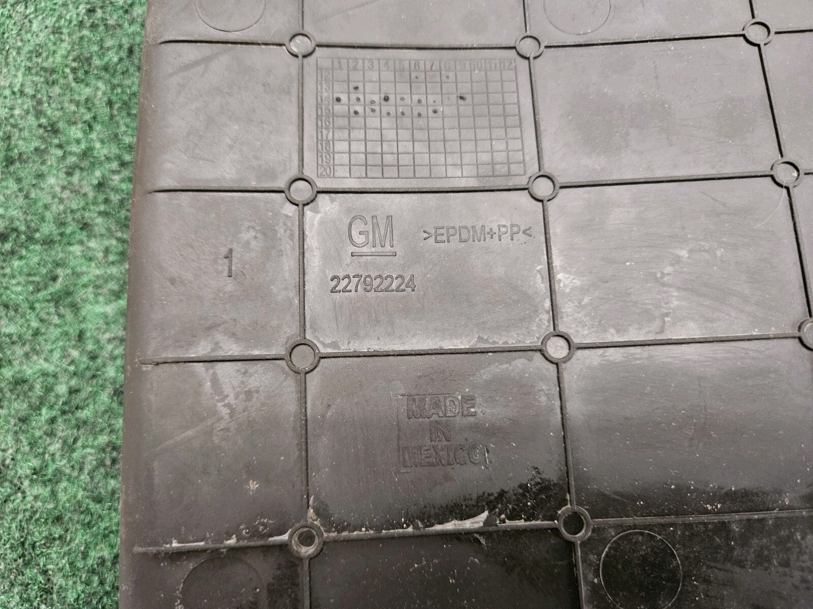 2015-2020 CHEVROLET SUBURBAN CENTER CONSOLE STORAGE BIN TRAY LINER MAT OEM 5M3