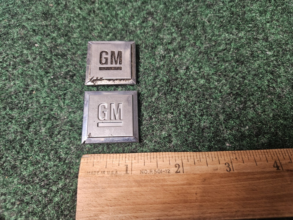 2 GM Logo Mark of Excellence 1.2" Fender Door Nameplate Emblem Badge Chrome 3M5
