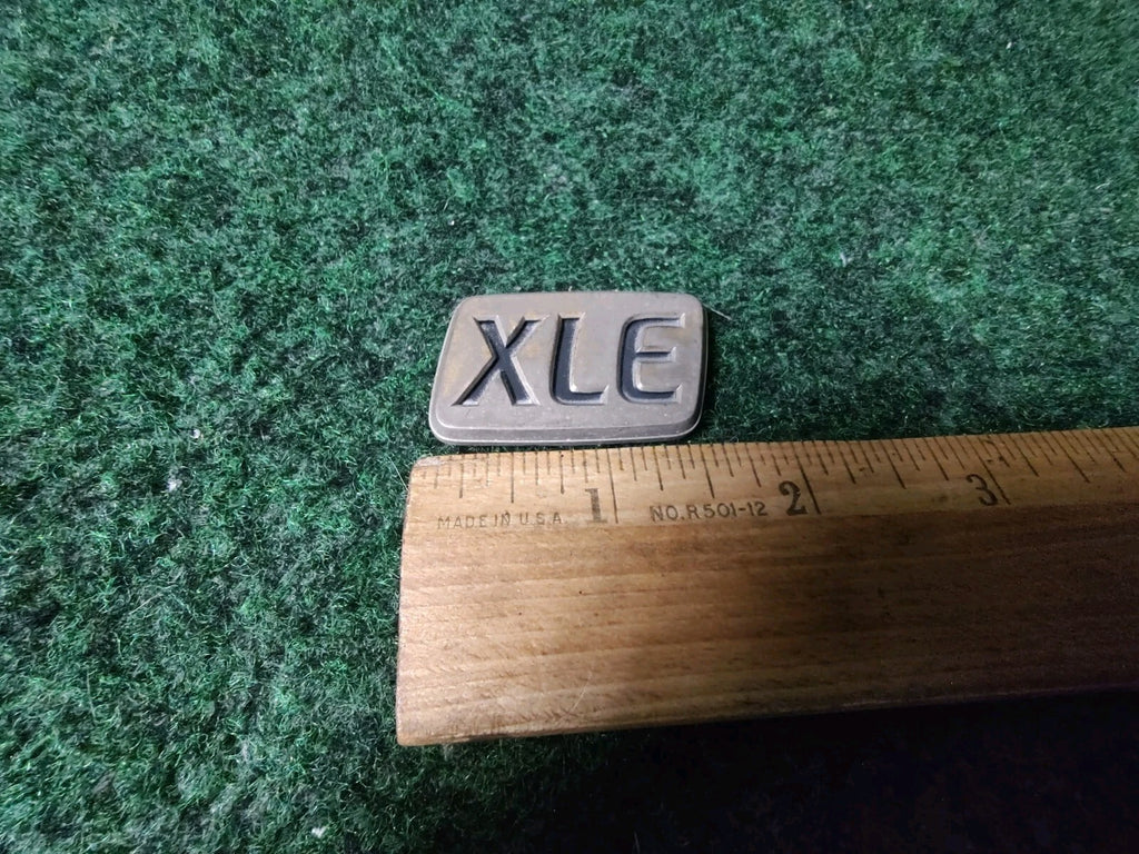 97 98 99 00 01 TOYOTA CAMRY XLE REAR LID EMBLEM LOGO BADGE SYMBOL USED OEM 1S6