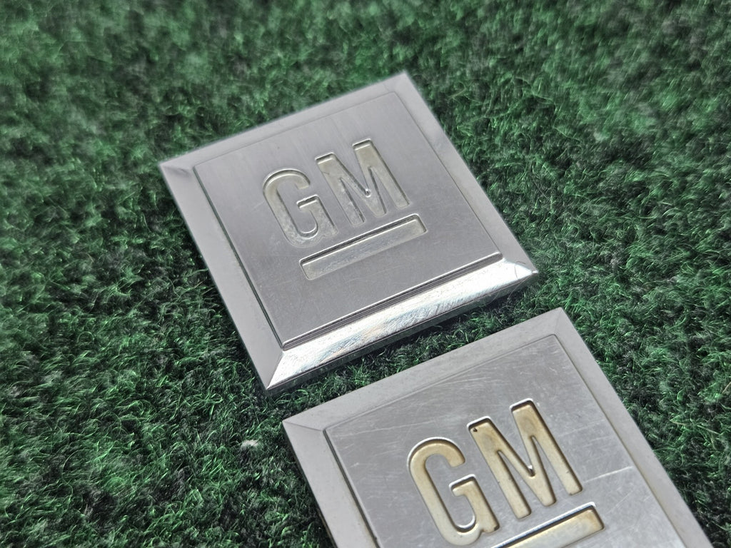 2 GM Logo Mark of Excellence Fender Door Nameplate Emblem Badge Chrome 7S7 S6