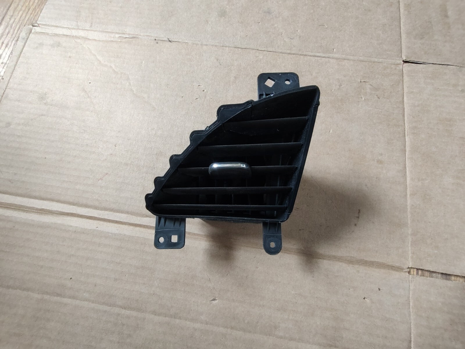 2018 - 2024 BUICK ENCLAVE DASH RIGHT SIDE OUTER AIR VENT GRILLE OEM 84270977 BS3