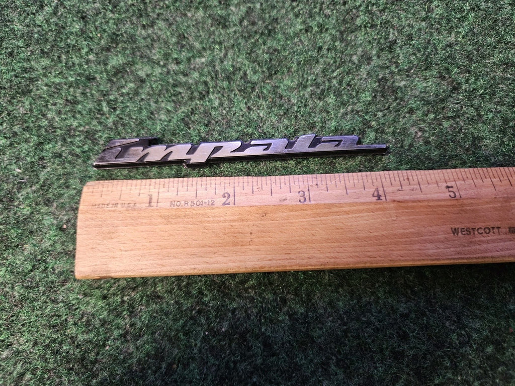 2000-2005 Chevrolet Impala Panel Emblem NAME PLATE BADGE 10290600 OEM 6L4