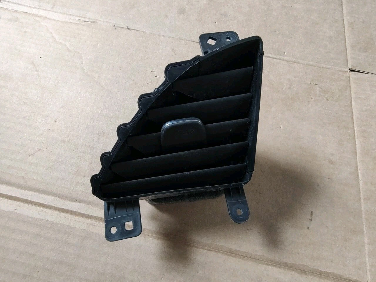2018 - 2024 BUICK ENCLAVE DASH RIGHT SIDE OUTER AIR VENT GRILLE OEM 84270977 BS3
