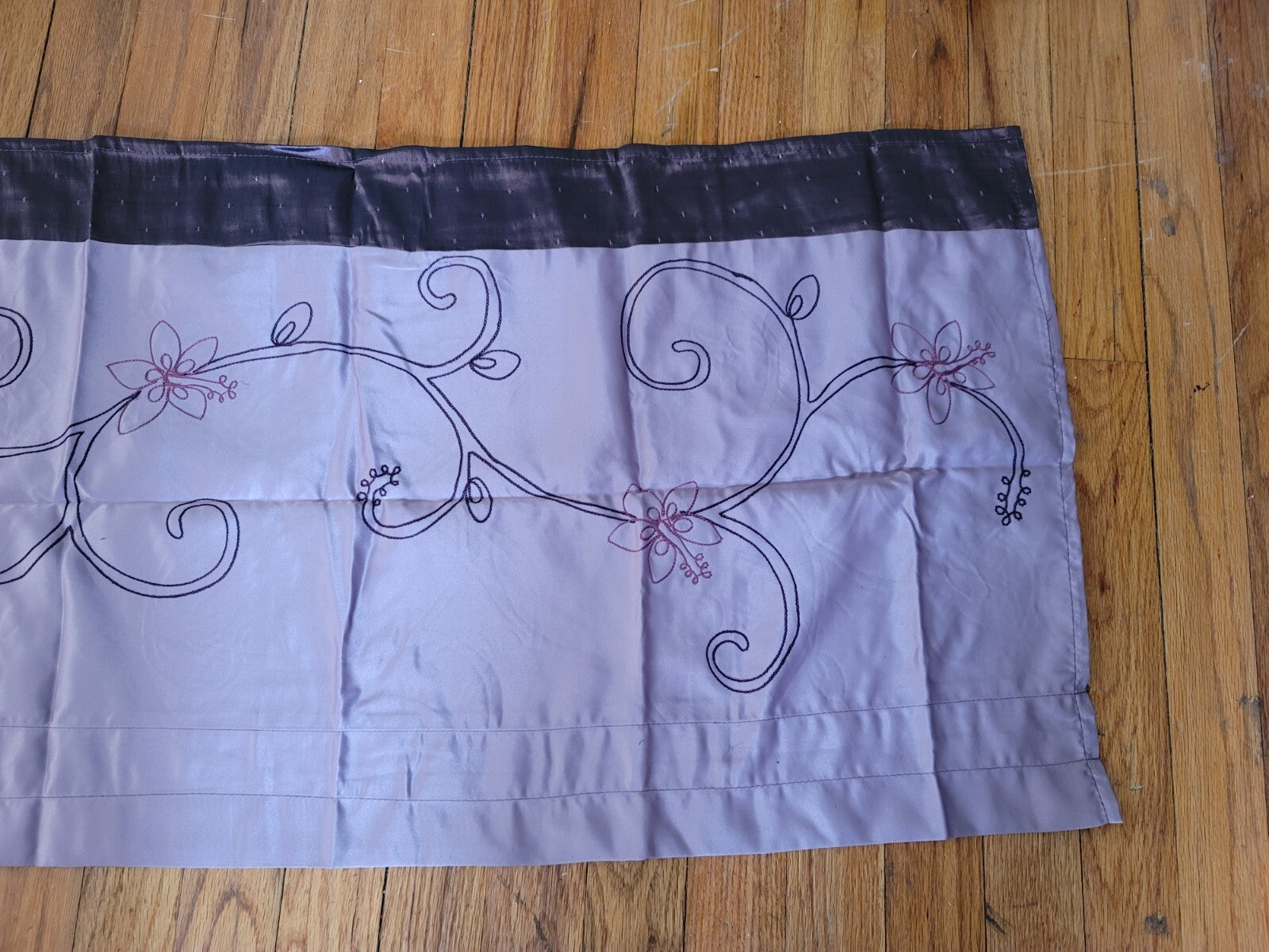 NEW Window Valance With Floral Design Plum Purple 58 INCHES BY 18 Inches 9L9