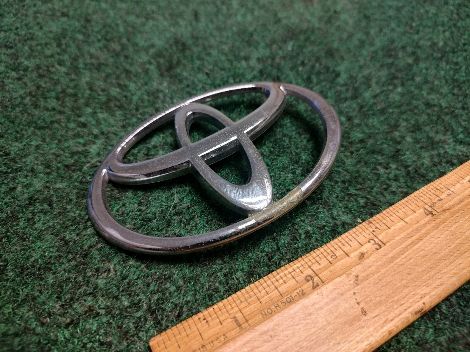 1997- 2001 Toyota Camry Rear Trunk Lid Emblem Logo 75441-33040 OEM 2S1