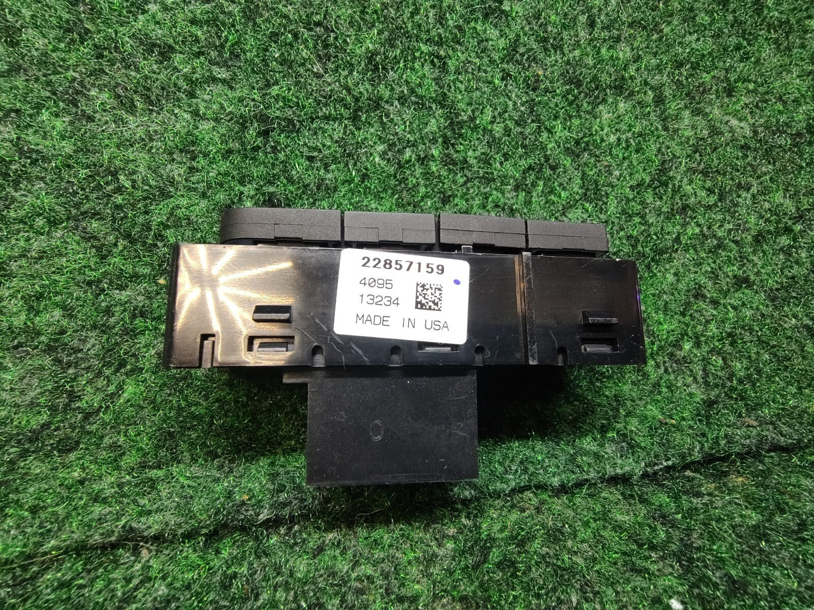 Chevrolet Impala 2014-2020 SOS Emergency Call Switch Button 22857159 OEM 5S9