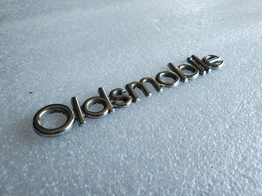 (1) Oldsmobile OEM Chrome Metal Emblem Badge Logo Nameplate Name Plate VNTG