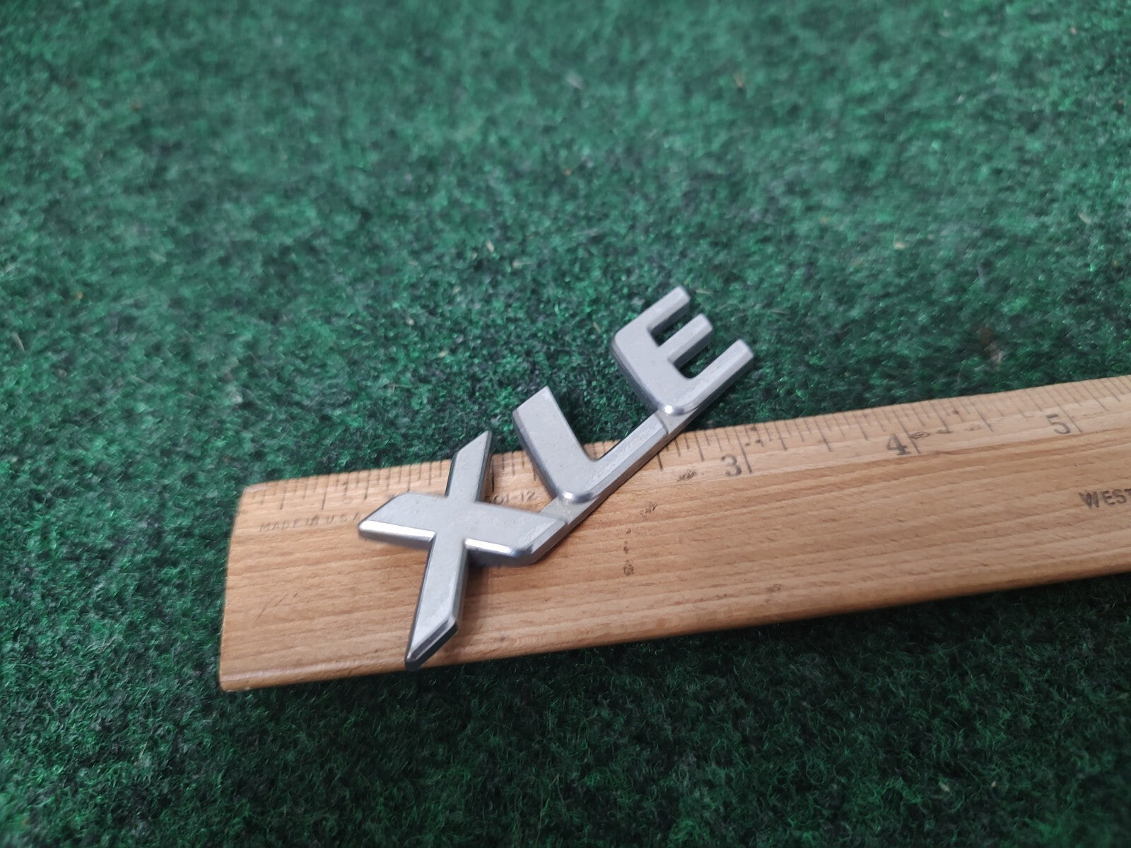 98 99 00 01 02 03 04 05 06 TOYOTA SIENNA XLE REAR EMBLEM LOGO BADGE USED OEM 1M4