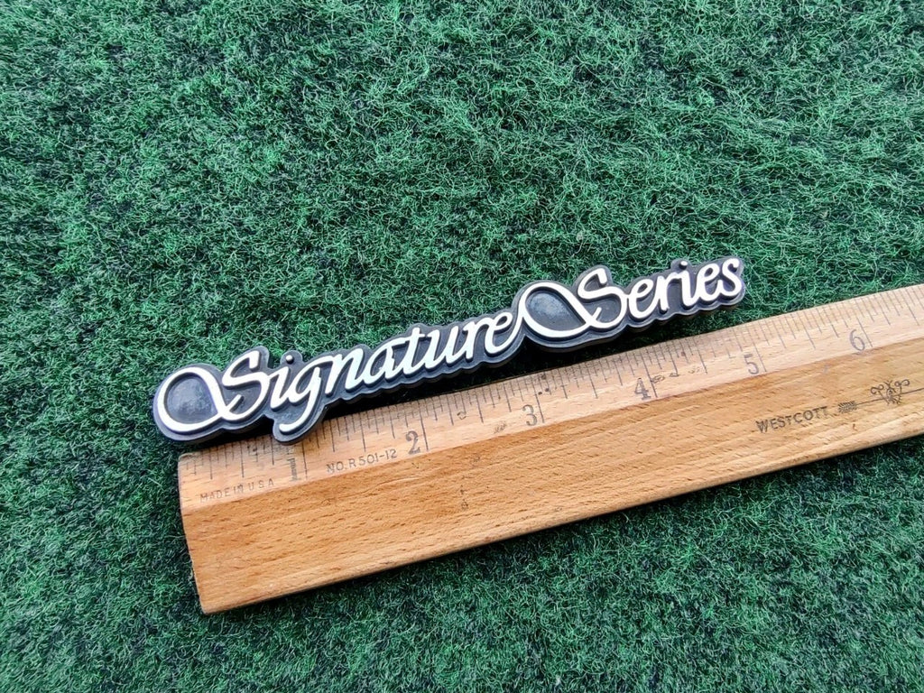 98 99 00 01 02 LINCOLN TOWN CAR SIGNATURE SERIES SIDE EMBLEM LOGO BADGE 5S2
