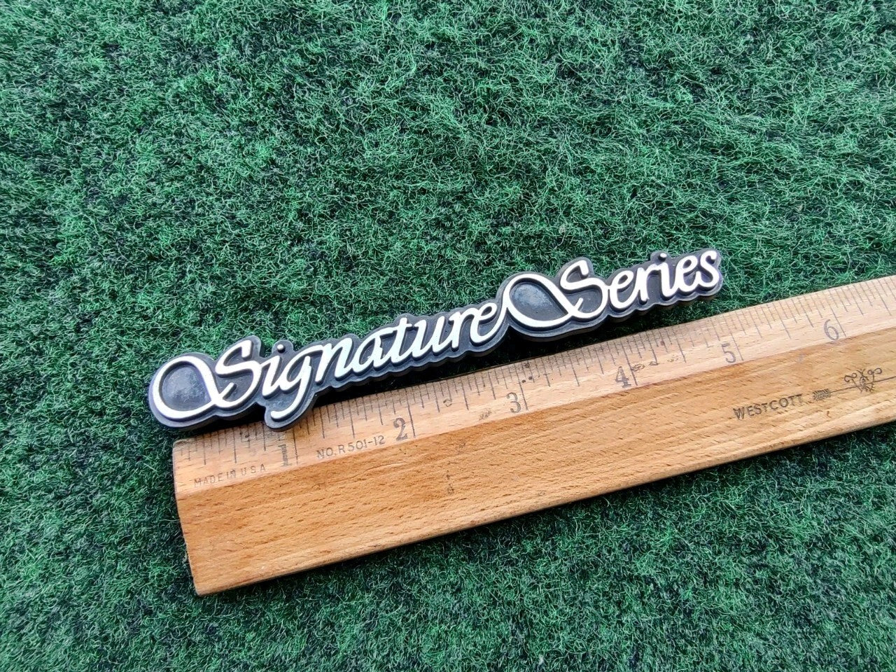 98 99 00 01 02 LINCOLN TOWN CAR SIGNATURE SERIES SIDE EMBLEM LOGO BADGE 5S2