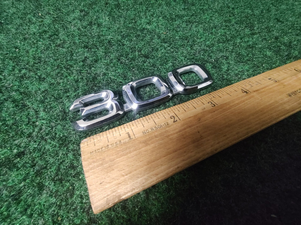 98 99 00 01 02 03 04 05 LEXUS 300 REAR EMBLEM BADGE LOGO 9L3
