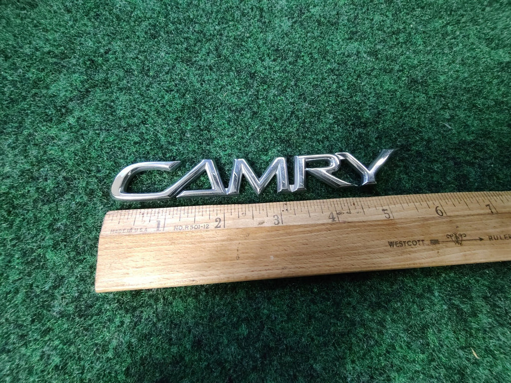 2002 - 2006 TOYOTA  CAMRY REAR TRUNK EMBLEM BADGE 75442-AA020 5S6