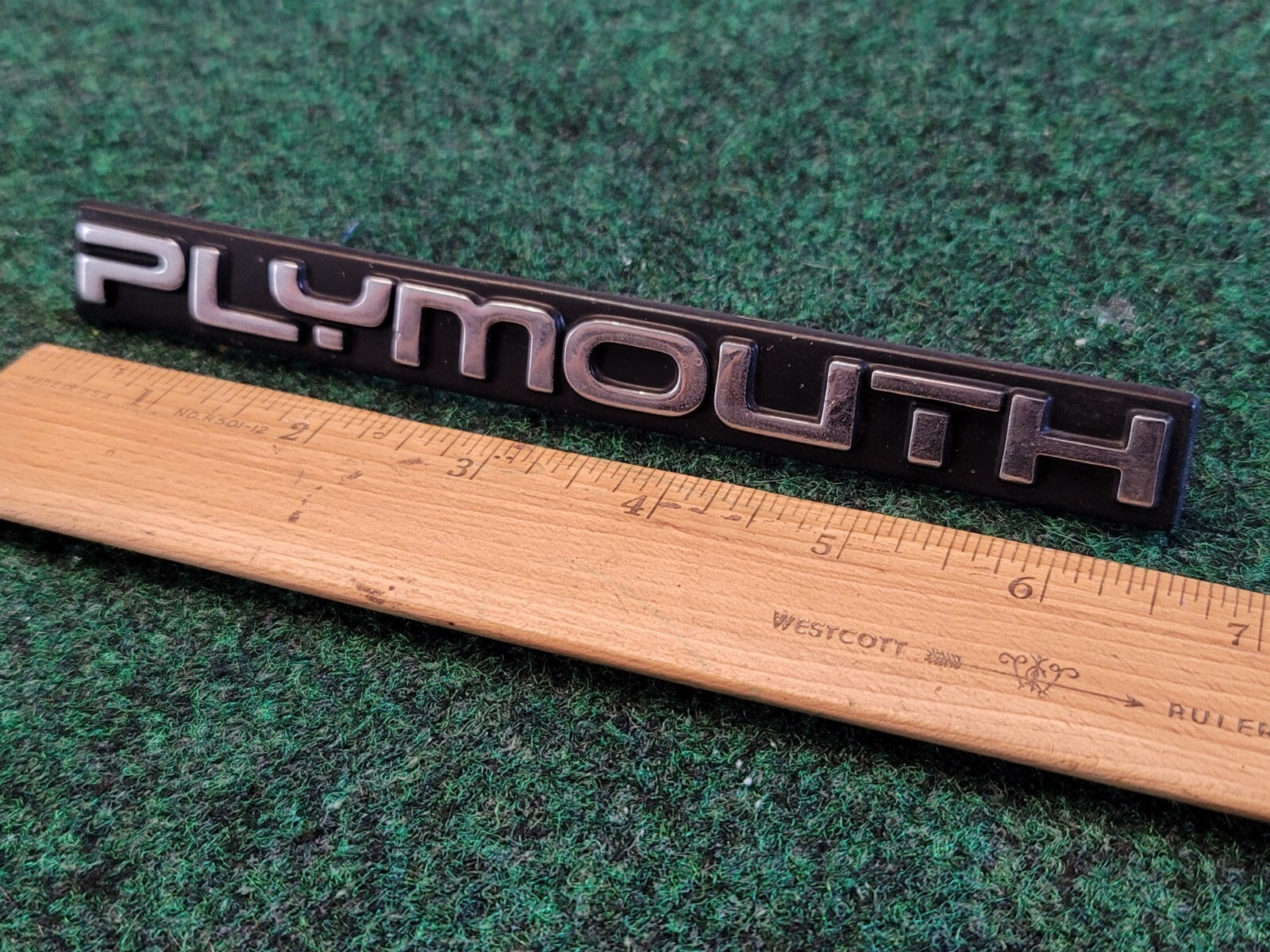 91 92 93 94 95 MINIVAN PLYMOUTH VOYAGER FRONT GRILLE EMBLEM LOGO 1M2