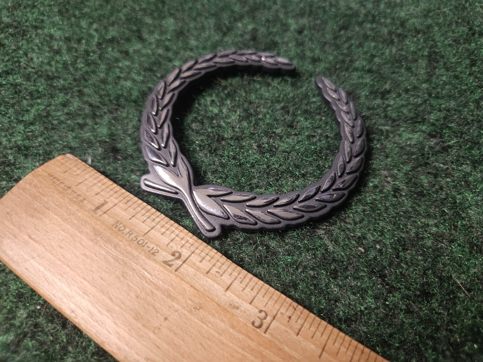 CADILLAC WREATH EMBLEM 00-01 DEVILLE CATERA 00 01 ESCALADE OEM 25676908 3M2